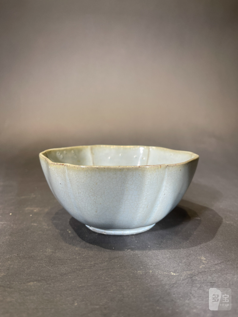 清早期 宜钧紫砂胎天蓝釉葵口碗 - 图2